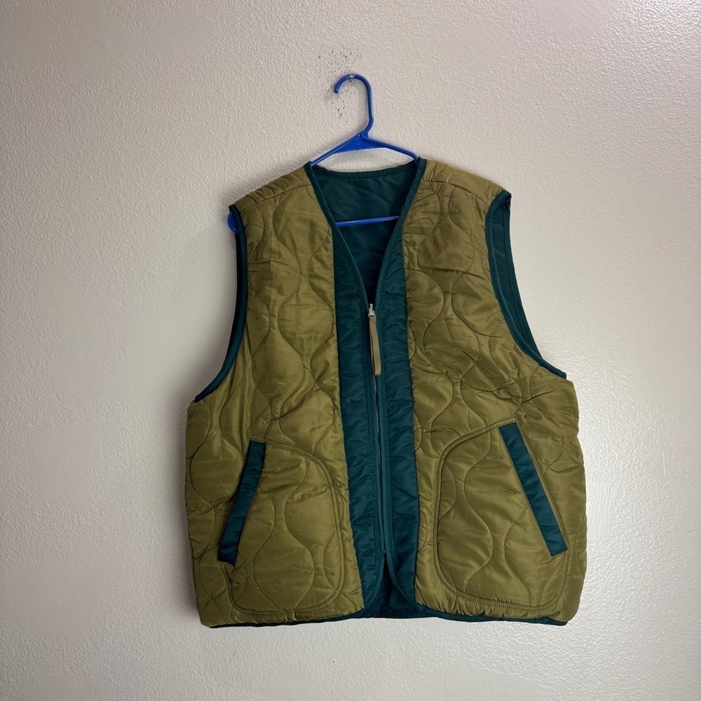 Urban Outfitters BDG Quilted Reversible Vest Size Small